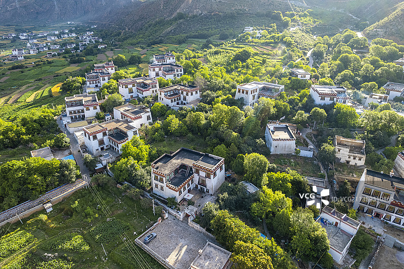 中国四川甘孜州乡城县白藏房田园风光图片素材