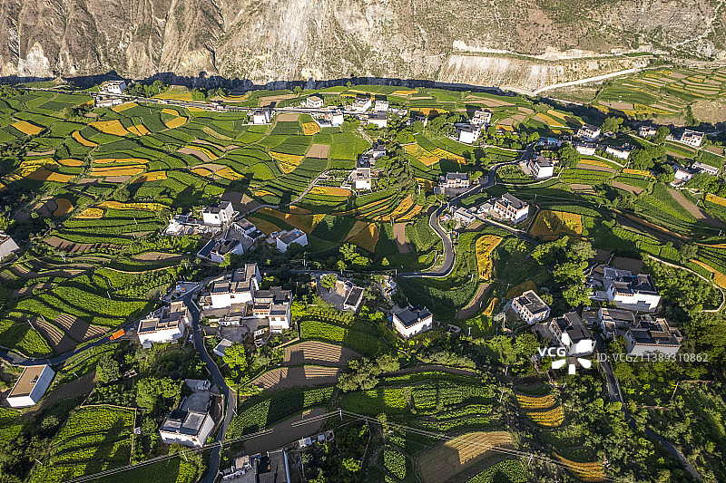中国四川甘孜州乡城县白藏房田园风光图片素材