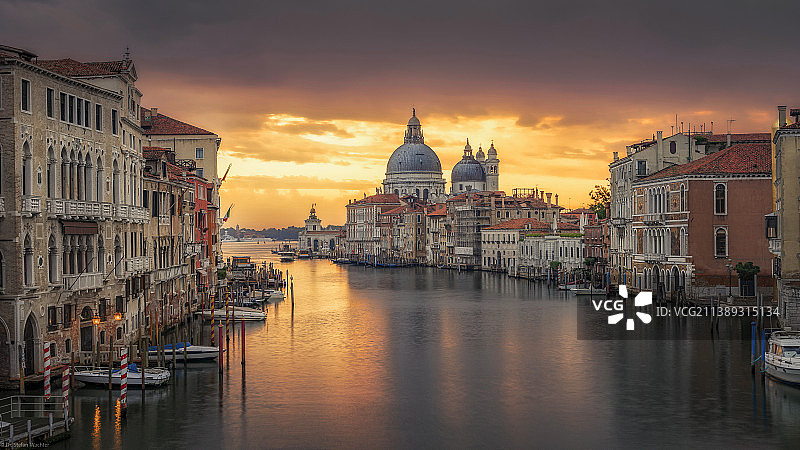 意大利威尼斯日落时分的城市建筑景观图片素材