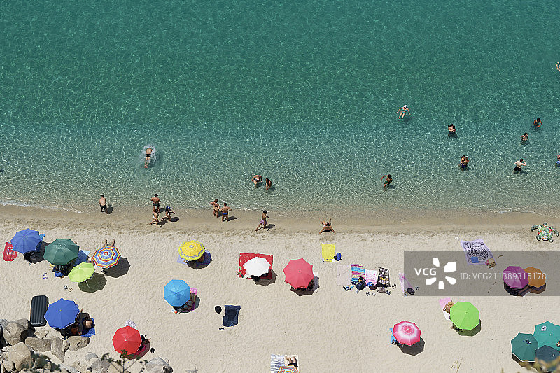 意大利维博瓦伦蒂亚省特罗佩亚海滩上的人们鸟瞰图图片素材