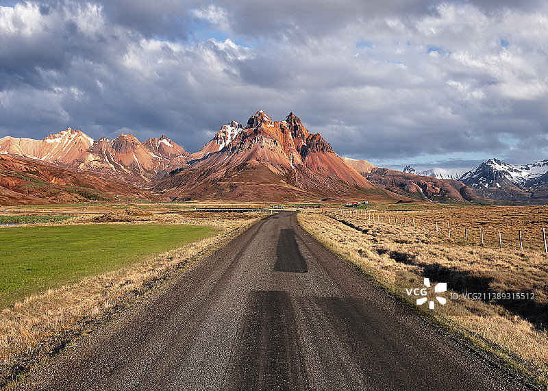 通往冰岛山脉的空旷道路图片素材