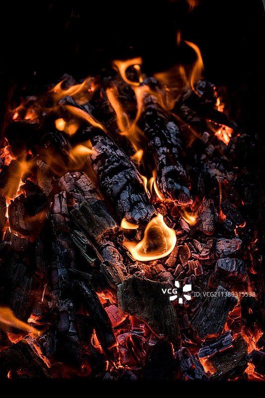 煤炭上火红的火焰与火花，乌克兰图片素材