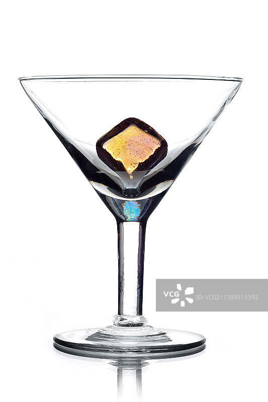 白色背景上的玻璃杯饮品特写图片素材