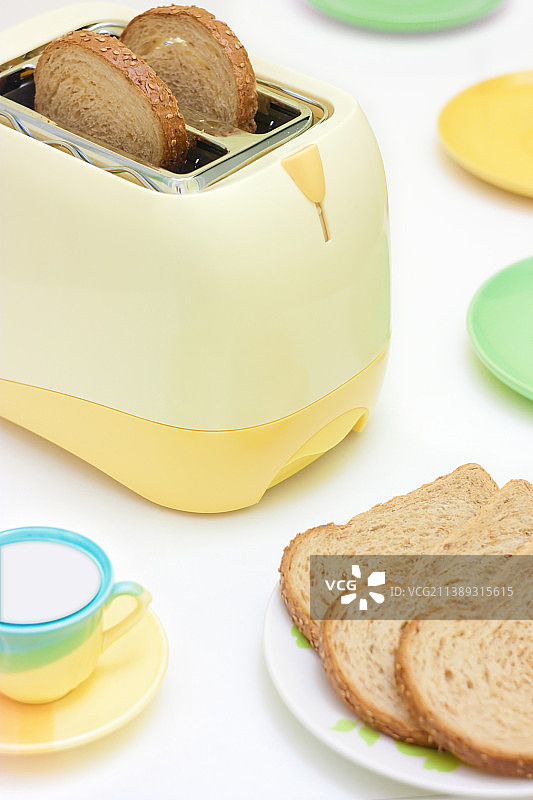 白色背景上的面包片高角度视图图片素材