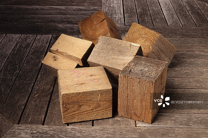桌子上的木块高角度视图，摩尔多瓦图片素材