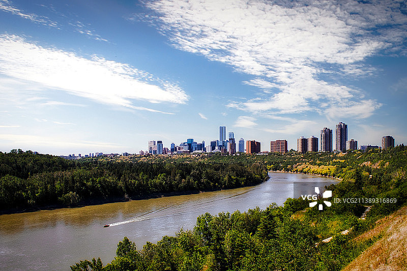 加拿大艾尔伯塔省埃德蒙顿河畔建筑风光图片素材