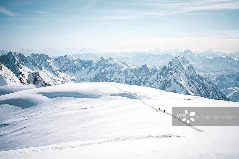 雪山映衬着天空的风景图片素材