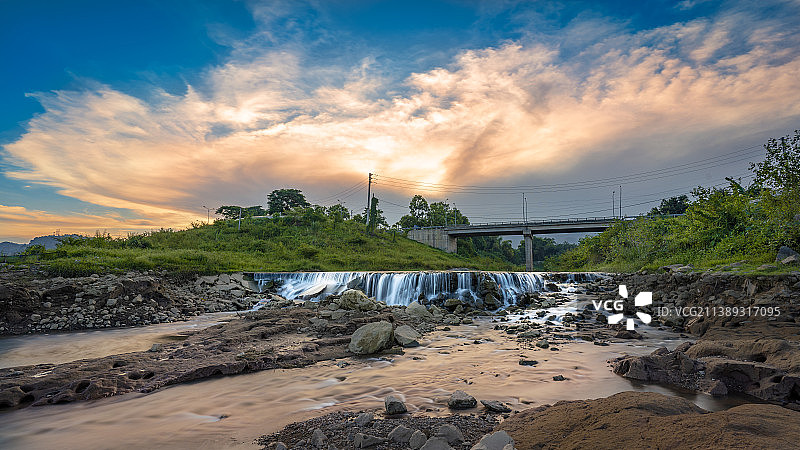 越南和平省日落时天空下的海滩美景图片素材