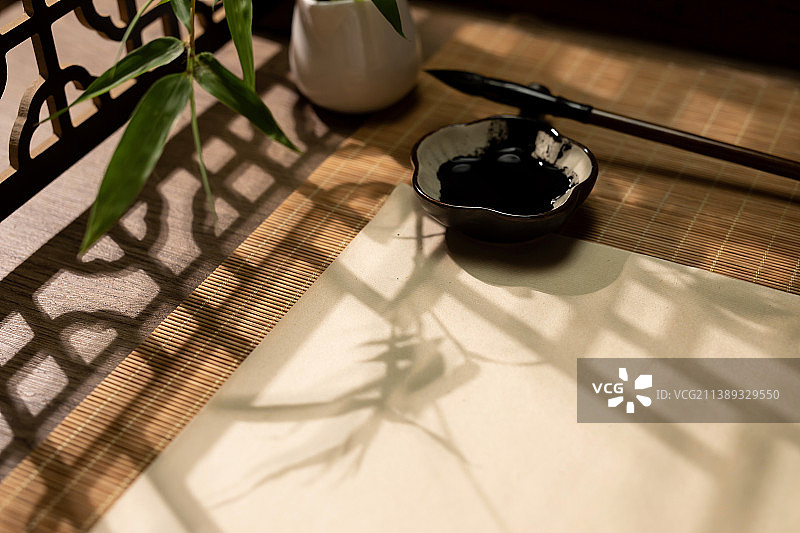 窗前桌子上摆放的笔墨纸砚图片素材