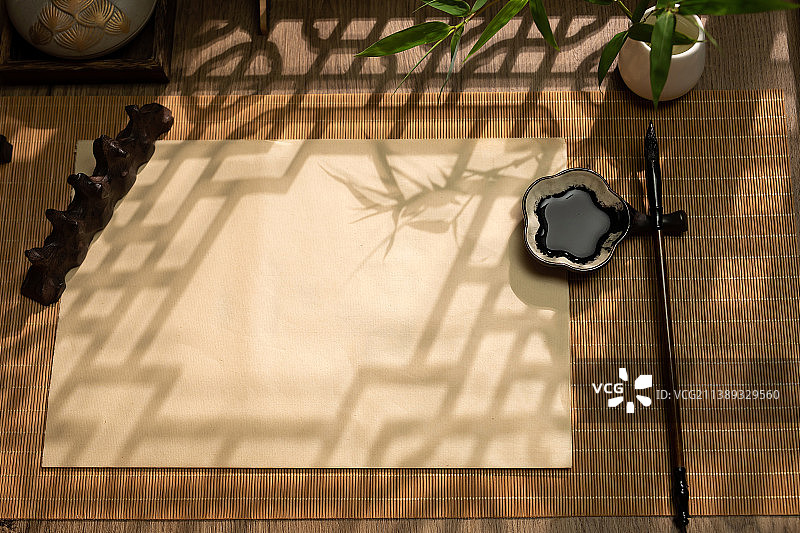 窗前桌子上摆放的笔墨纸砚图片素材