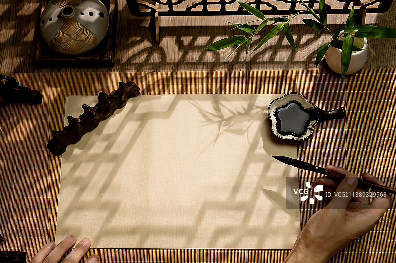 一个人手拿着毛笔准备写字图片素材