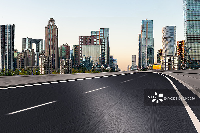 城市快速路在繁华的楼群中穿过图片素材