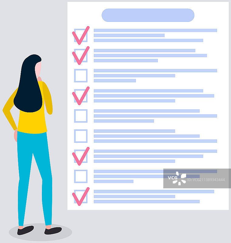 女人站在待办事项清单和计划表旁图片素材