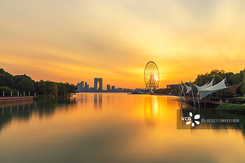 落日余晖下的苏州园区金鸡湖图片素材