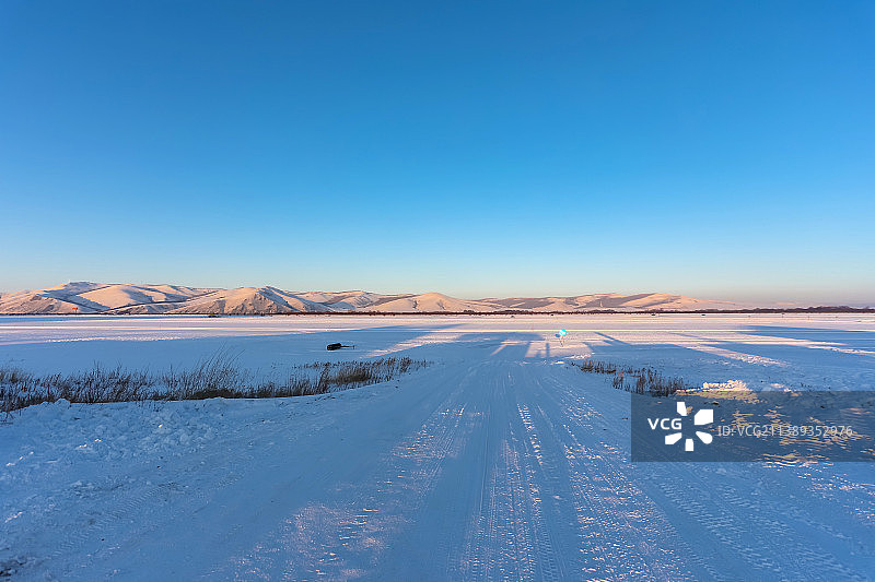 内蒙古牙克石冰雪路车辙印图片素材