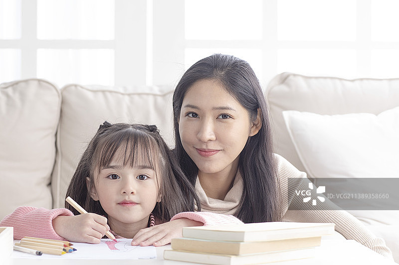 美女妈妈和可爱女儿一起画画图片素材
