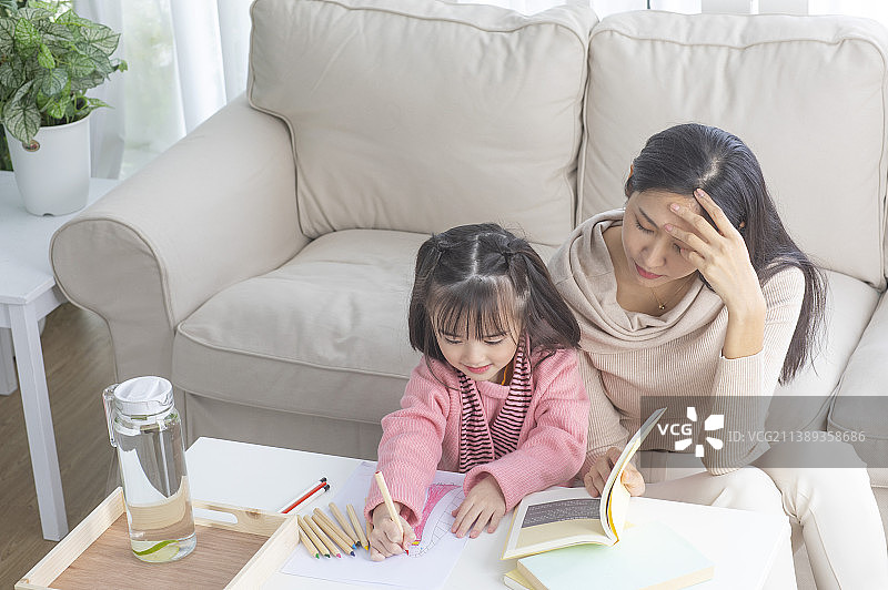 美女妈妈和可爱女儿一起画画图片素材