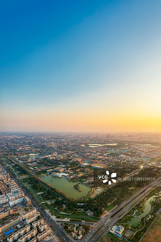 河南省开封市铁塔公园与城市天际线夏季黄昏时分户外航拍图片素材