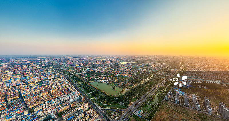 河南省开封市铁塔公园与城市天际线夏季黄昏时分户外航拍图片素材