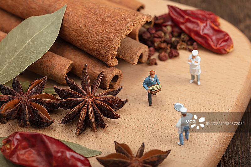 微缩创意各种香料调味品与厨师图片素材