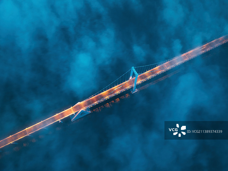 迷雾中的跨海大桥图片素材