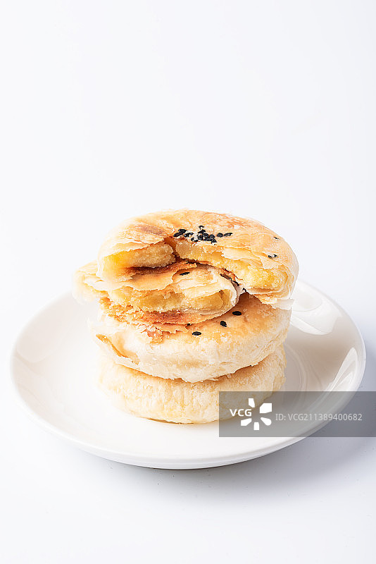 白色碟子里的几个绿豆酥饼特写图片素材