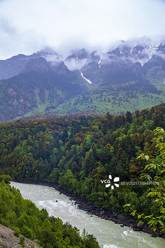 西藏，阴雨下的帕隆藏布江（The paling Zangpo Rain in the rain ）图片素材