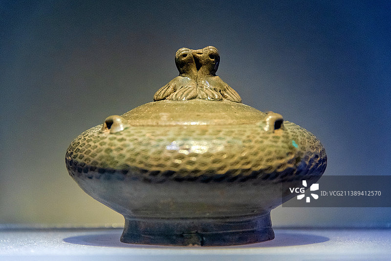 中国江苏南京博物院馆藏西晋青釉四系带盖水盂图片素材