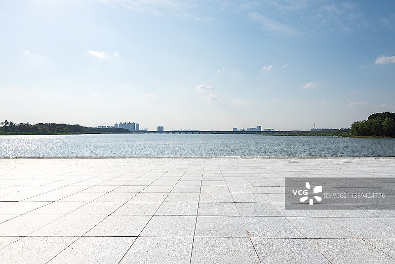 武汉市 湖边停车场 广场 后官湖 城市天际线图片素材