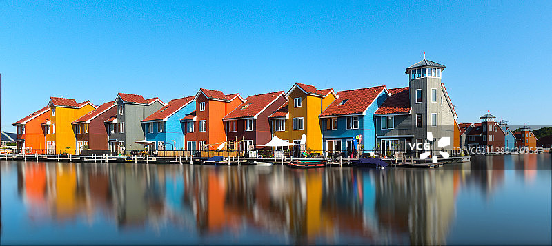 晴朗蓝天下格罗宁根建筑全景图片素材