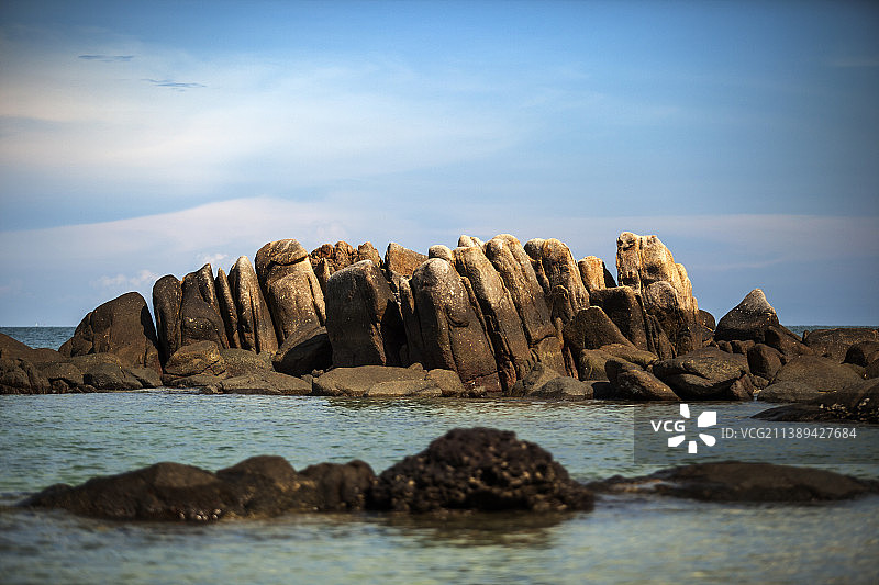 泰国罗勇府蓝色大海上的天然岩石，泰国图片素材