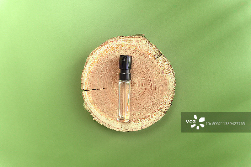 带有花朵的绿色背景上的米色木刻圆盘图片素材