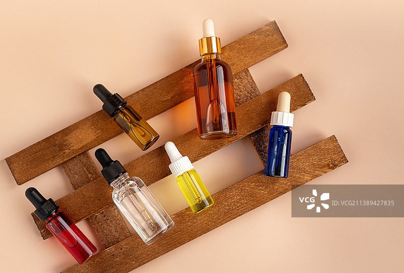 黄色、绿色、红色和蓝色透明玻璃滴管瓶图片素材