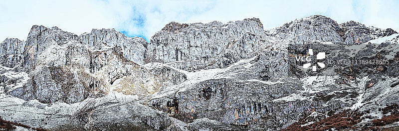 西班牙坎塔布里亚岩层低角度图片素材