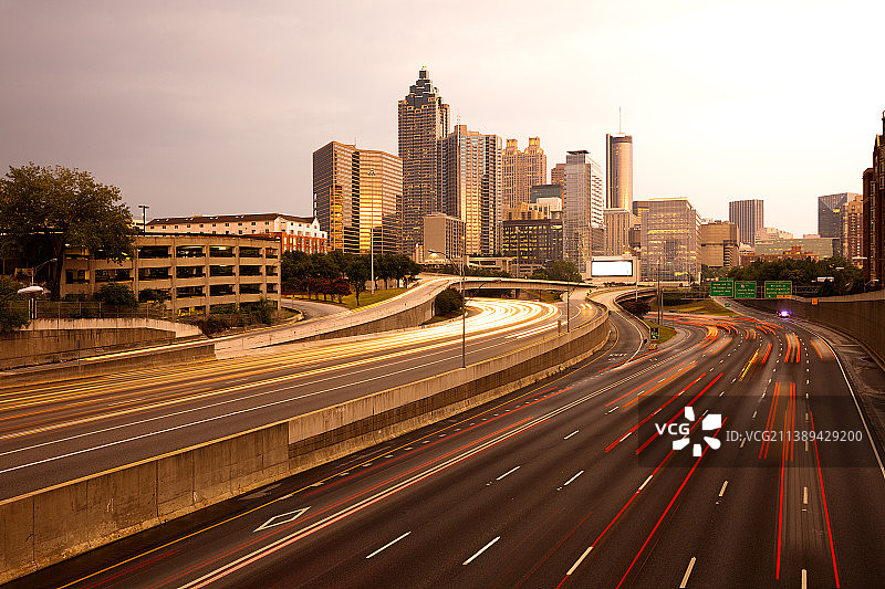 佐治亚州亚特兰大城市建筑间道路光轨高角度视图图片素材