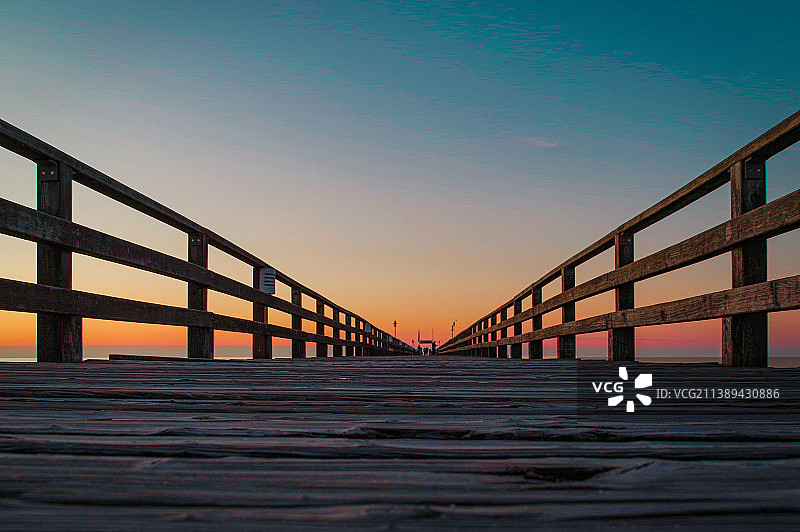 日落时分，海面上桥梁的景色图片素材