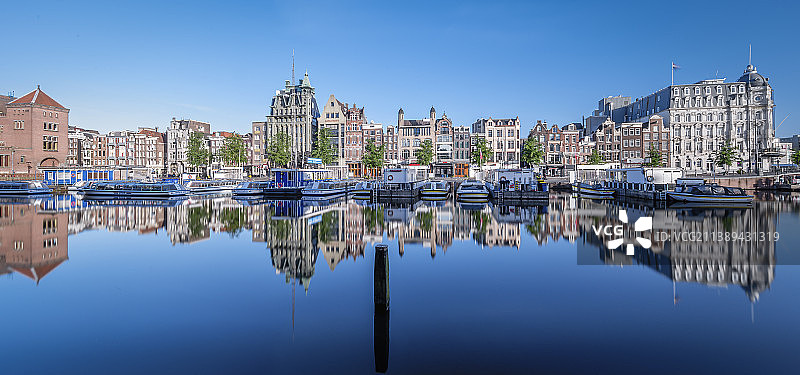 荷兰阿姆斯特丹中央车站城市建筑全景，蓝天图片素材