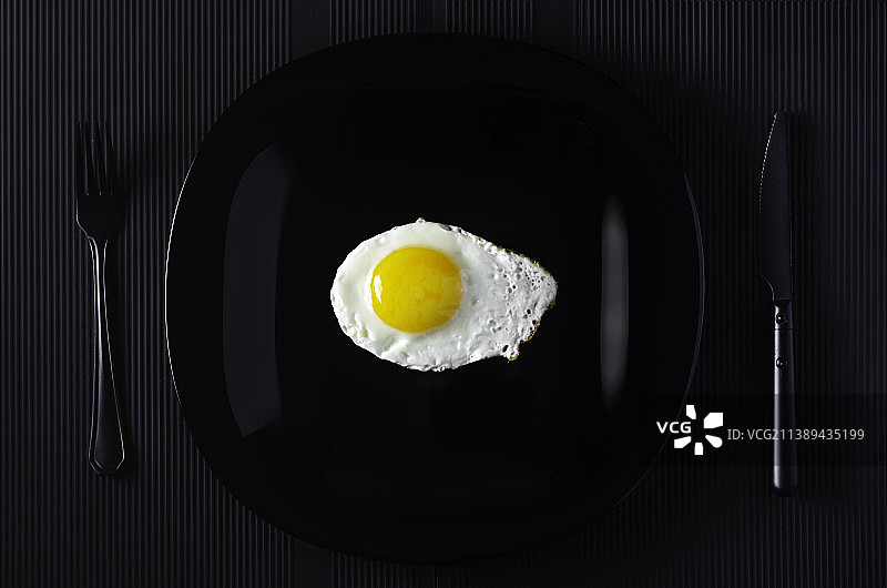 罗马尼亚：黑色盘子里的煎蛋俯视图图片素材