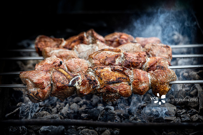 明斯克烤肉架上的肉类特写，白俄罗斯图片素材