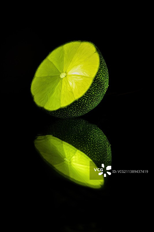德国基尔，黑色背景下的柠檬特写图片素材
