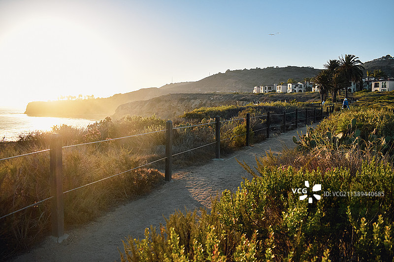 加利福尼亚州兰乔帕洛斯弗迪斯晴朗天空下的美丽景色，美国图片素材