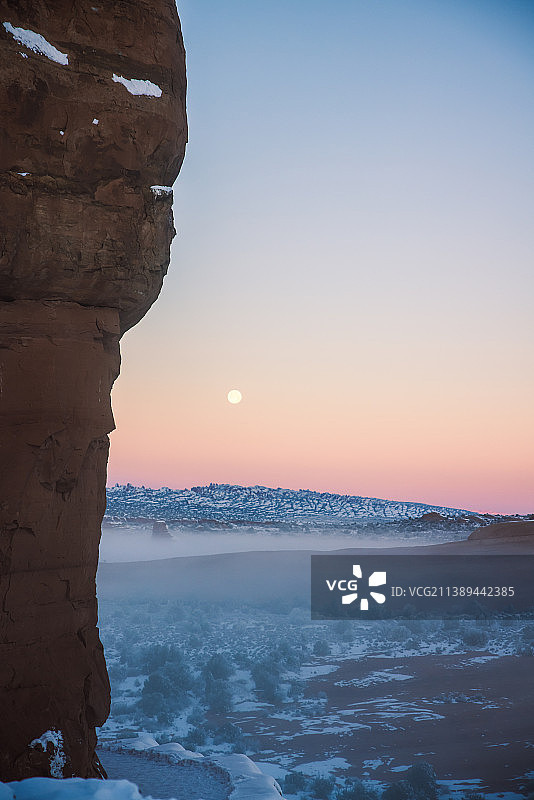 美国犹他州拱门国家公园日落时分的晴朗天空海景图片素材