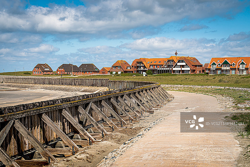 在多云的天空下看建筑物，巴尔图姆，德国图片素材