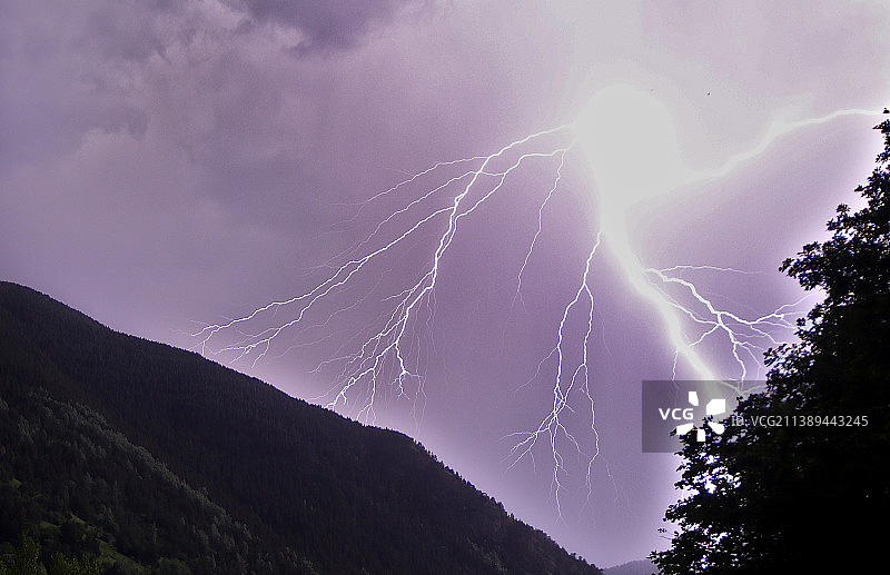 安道尔夜间天空闪电仰视图片素材