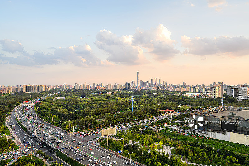 北京国贸CBD核心区建筑群与朝阳公园日落城市风光图片素材