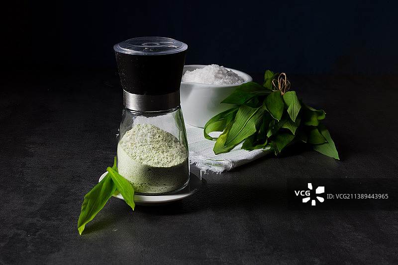 桌上的野蒜盐和香草香料图片素材