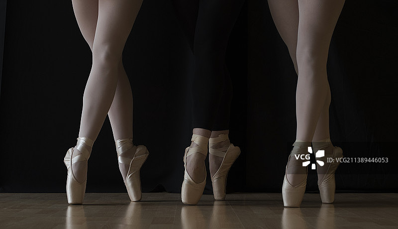 芭蕾舞者在硬木地板上跳舞（局部）图片素材