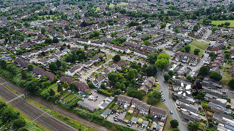 从空中俯瞰英国莱顿巴扎德隧道和车站的铁轨图片素材