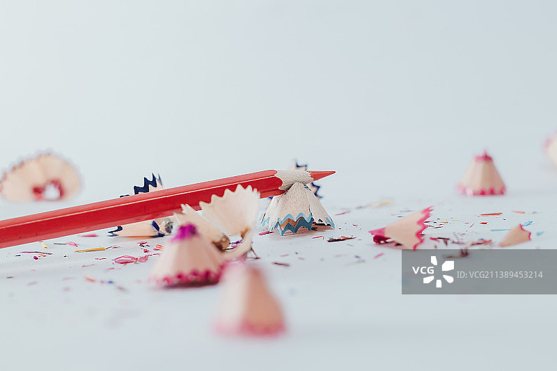 白色背景上的一组彩色铅笔图片素材