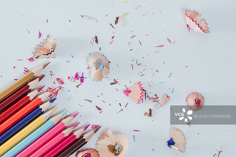 白色背景上的一组彩色铅笔图片素材